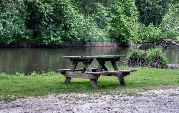 Ein Picknicktisch Steht Für Camper Entlang Des Tippecanoe Flusses Einem — Stockfoto