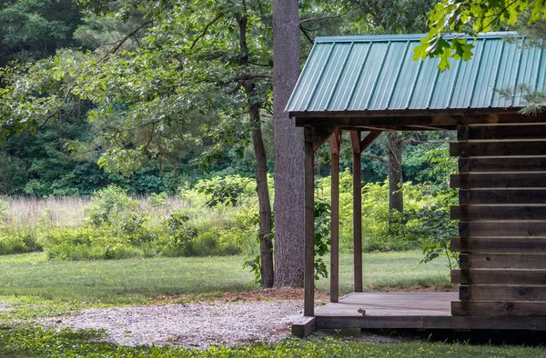 Una Pequeña Cabaña Encuentra Bosque Esperando Los Campistas Una Pequeña — Foto de Stock