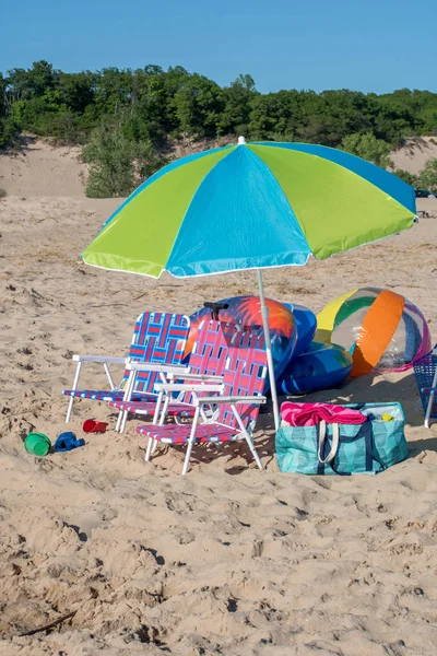 Strandkörbe Und Bunte Strandspielzeuge Gruppieren Sich Einem Urlaubsstillleben Einem Sonnigen — Stockfoto