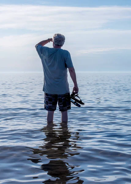 Een Knappe Senior Man Loopt Warme Wateren Van Lake Michigan — Stockfoto