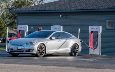 22 Ekim 2018, St Joseph Mi Usa; Bir elektrikli araba kadar Michigan ABD'de bir Tesla elektrik istasyonu şarj