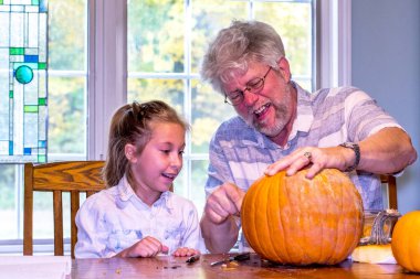 dedesi torununu bir jack o fener Cadılar Bayramı için bölmek yardımcı olur.