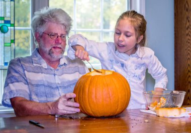 Büyükbaba kabak içi dışarı onun küçük büyük kızı kaşık toz gibi sabit tutar
