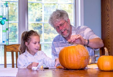 bir çocuk ve büyükbaba jack o fener yüzü incelemek