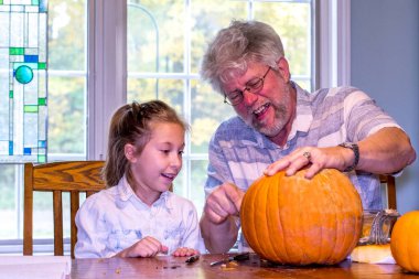 Cadılar Bayramı Balkabağı bir yüz bölmek gibi büyük baba ve büyük kızı gülümse
