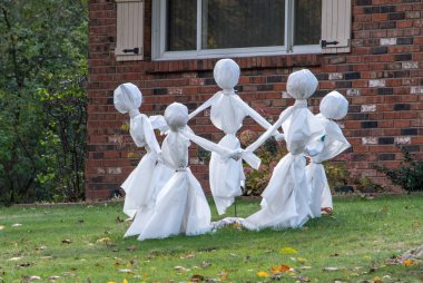 Bir daire beyaz bürünmüş ghosts of Cadılar Bayramı için dekore edilmiş bir ev çim dans rosie çevresindeki halka oyunu oyun