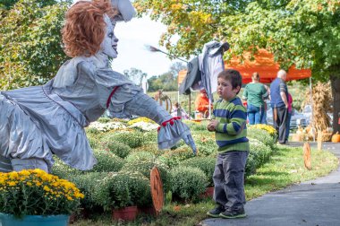 küçük çocuk palyaço manken, korkuyor ve onun mesafe tutmak