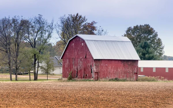 Eski Bir Kırmızı Ahır Aile Çiftliği Sadece Kesilmiş Bir Alan — Stok fotoğraf