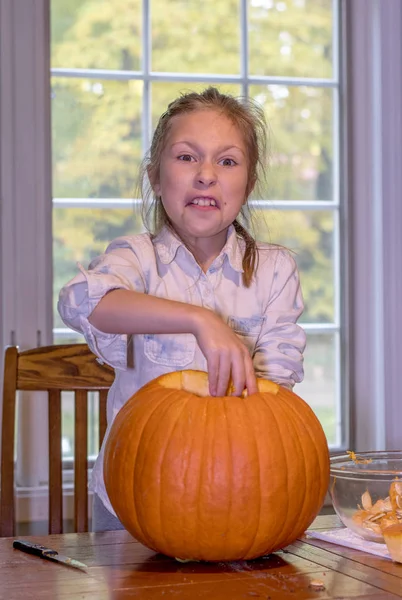 Een Klein Meisje Grimaces Slijmerige Structuur Binnen Haar Halloween Pompoen — Stockfoto