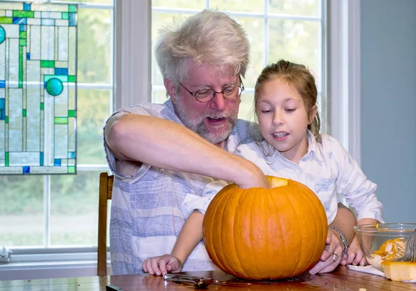 Little Girl Watches Her Grand Dad Scoops Out Pumpkin Halloween — Stock Photo, Image