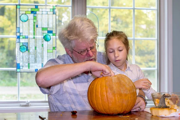 Opa Und Enkelin Schöpfen Das Innere Eines Orangen Kürbisses Für — Stockfoto