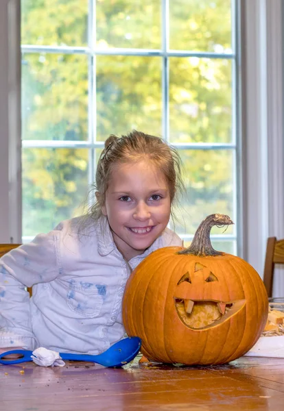 Uma Menina Feliz Orgulhosamente Mostra Sua Abóbora Halloween — Fotografia de Stock