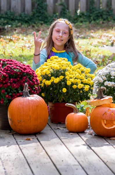 Little Girl Dressed Hippie Flower Child Flashes Peace Sign She — Stock Photo, Image