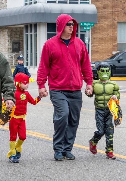 October 2018 Coloma Usa Dad Holds Hands Two Super Heroes — Stock Photo, Image