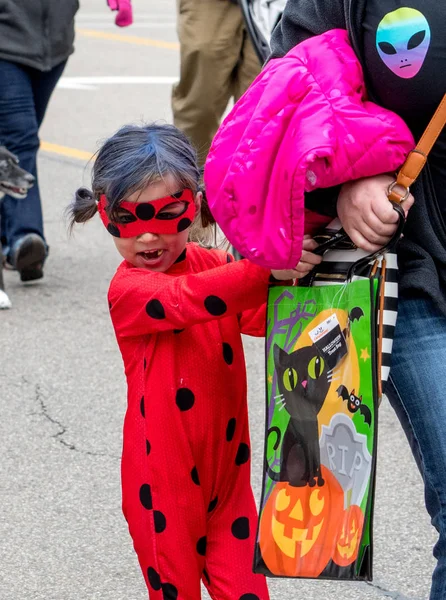 Oktober 2018 Coloma Een Bang Meisje Halloween Kostuum Klampt Zich — Stockfoto