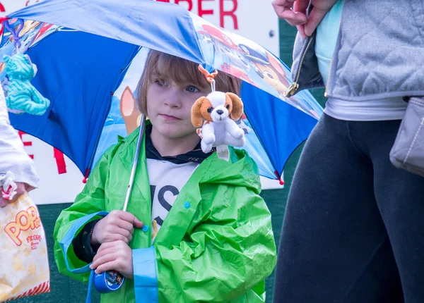2018年10月27日一个孩子在万圣节活动站在伞下 里面挂着填充小猫和小狗 正在下雨的猫和狗 — 图库照片