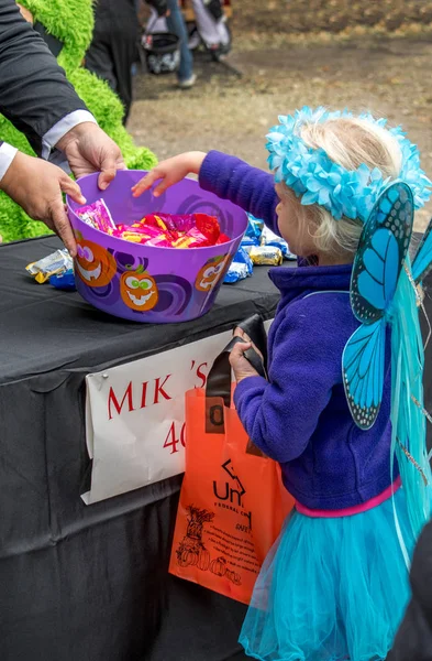 October 2018 Coloma Usa Little Girl Dressed Fairy Takes Candy — Stock Photo, Image