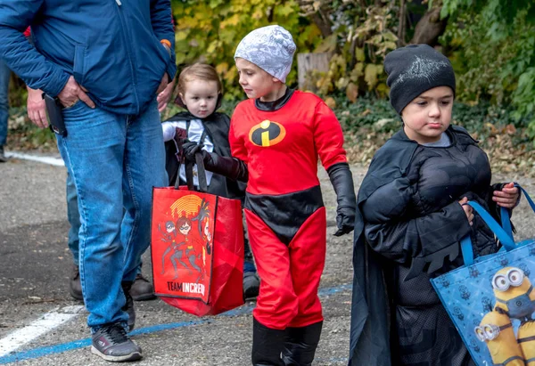 Octubre 2018 Coloma Usa Niños Divertidos Disfraces Halloween Caminan Por —  Fotos de Stock