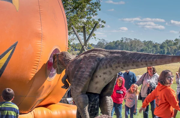 Setembro 2018 Três Carvalhos Michigan Eua Dinossauro Gigante Olha Para — Fotografia de Stock
