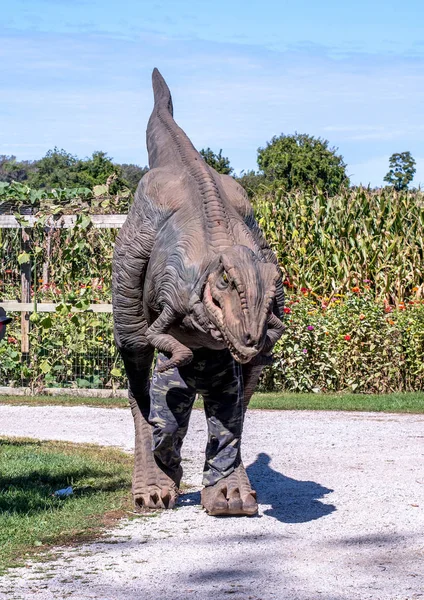 Dinossauro Gigante Andando Torno Uma Fazenda Realmente Uma Vida Como — Fotografia de Stock