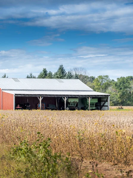 Arany Mezőben Egy Piros Pajta Farm Eszközök — Stock Fotó