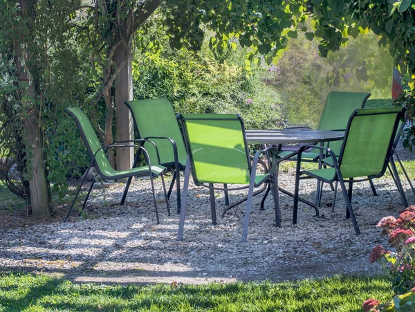Mesa Bonita Cadeiras Sob Mandril Jardim Verde Belo Dia Outono — Fotografia de Stock