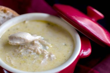 kırmızı bir Crock tavuk ve pirinç çorbası yakın yukarı