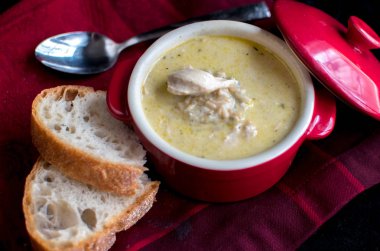 tuzlu tavuk ve pirinç çorbası ile huysuz beyaz ekmek yemek