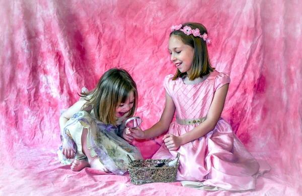 Little Girl Looks Mirror Held Her Big Sister Laughs How — Stock Photo, Image