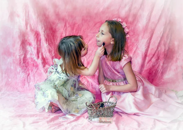 Uma Menina Pequena Coloca Compõem Sua Irmã Mais Velha Como — Fotografia de Stock