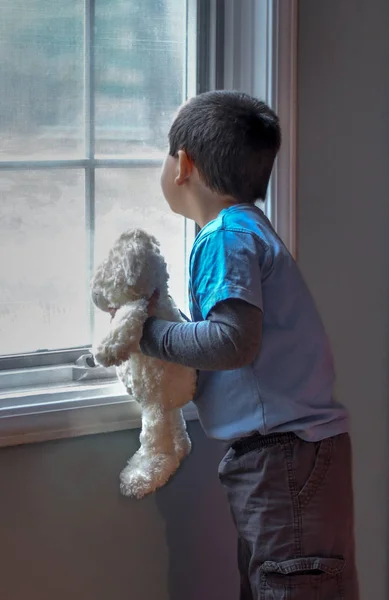 Niño Con Oso Peluche Mira Por Ventana Mirando Abuela —  Fotos de Stock