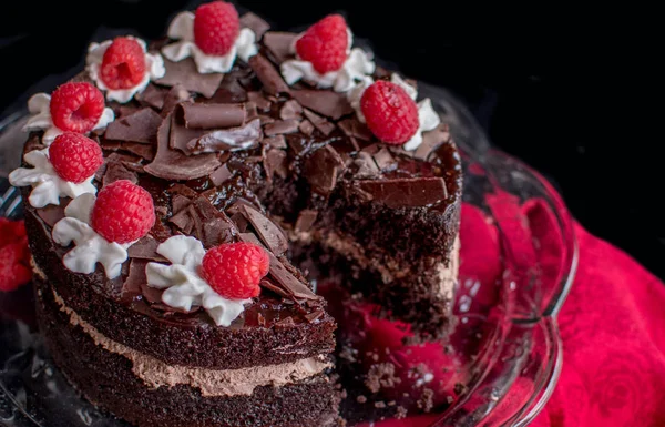 Verstorbener Schokoladenkuchen Auf Einem Hübschen Glaskuchenstand — Stockfoto