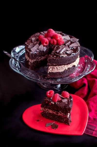Вкусный Шоколадный Торт Свежей Малиной Взбитыми Сливками — стоковое фото