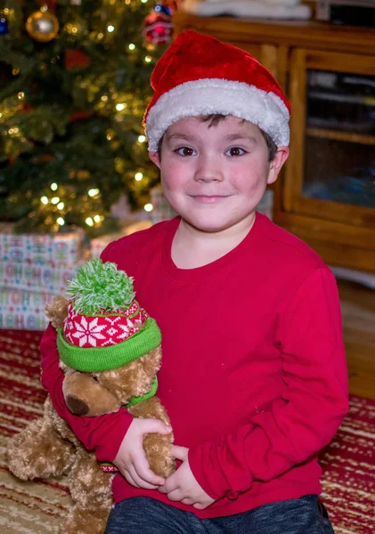 Junge und Stoffbär zu Weihnachten — Stockfoto