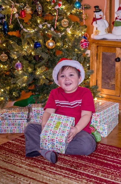 Joyeux garçon avec des cadeaux de Noël — Photo