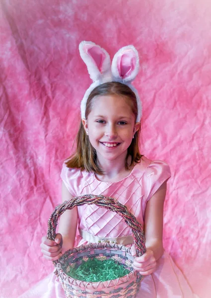 Bella Ragazza Con Cesto Pasqua Orecchie Coniglio — Foto Stock