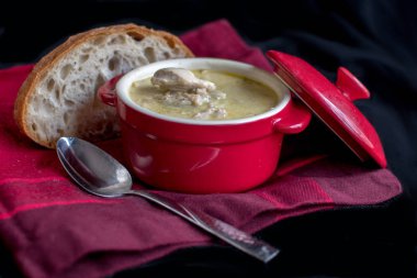 küçük kırmızı güveç ve yemek odası masada kırmızı bir yer paspas üzerinde ekmek dinlenme huysuz bir dilim