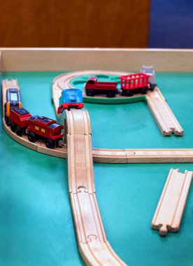 Anaokulu çocukları için tahta tren seti.