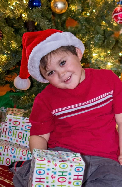 Sorrindo menino no vermelho santa chapéu — Fotografia de Stock