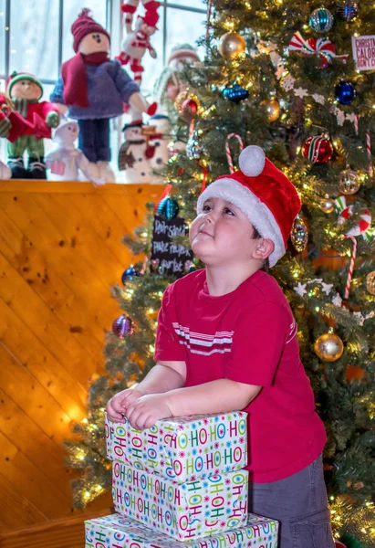 Boy looking up. Is that Santa on the roof? — Stock Photo, Image