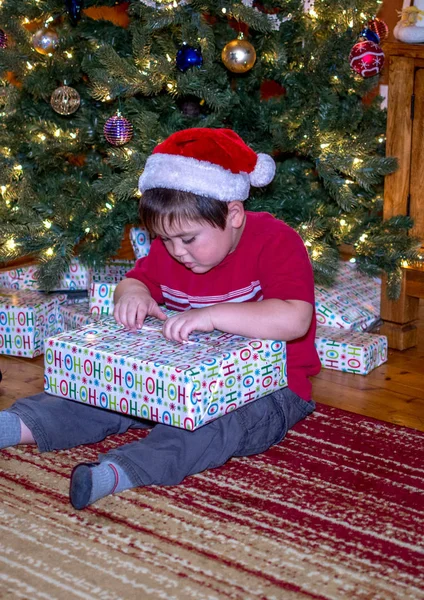 Menino abrindo presente de Natal — Fotografia de Stock