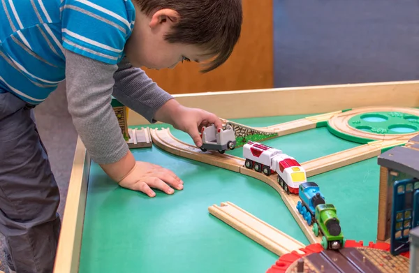 Niño con tren conjunto —  Fotos de Stock