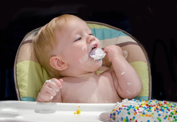 Bebé comiendo pastel de cumpleaños — Foto de Stock