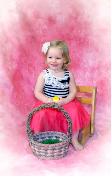 Osterporträt eines kleinen Mädchens — Stockfoto