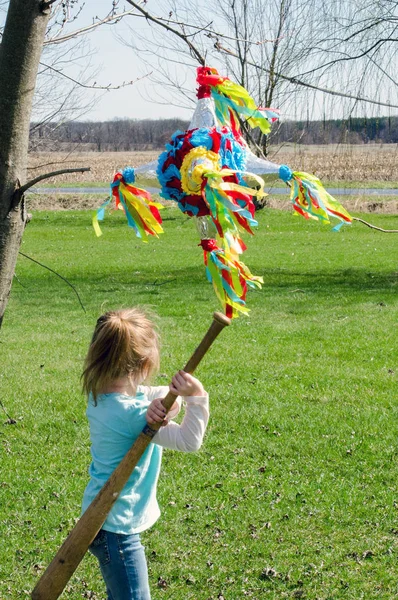 Kind prallt gegen Pinata — Stockfoto