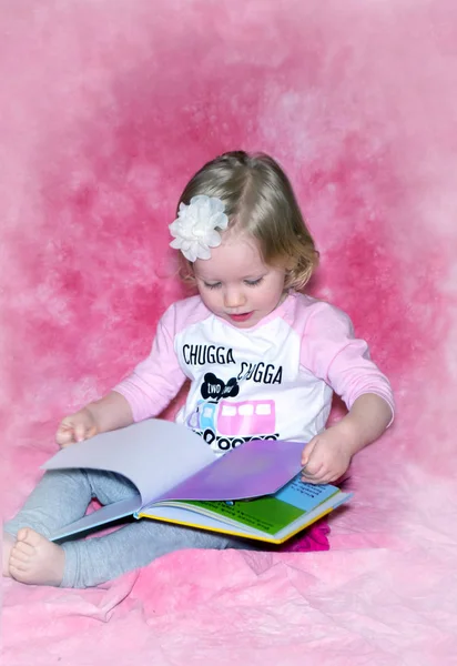 Barefoot toddler and book — Stock Photo, Image