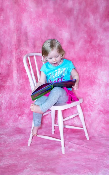 Kleines Mädchen Genießt Ein Kind Bilderbuch — Stockfoto