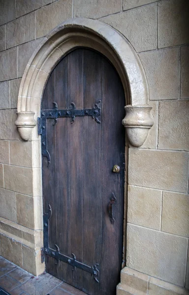 Vieille porte en bois et voûte en pierre — Photo