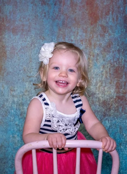 Porträtt av en lycklig liten flicka — Stockfoto