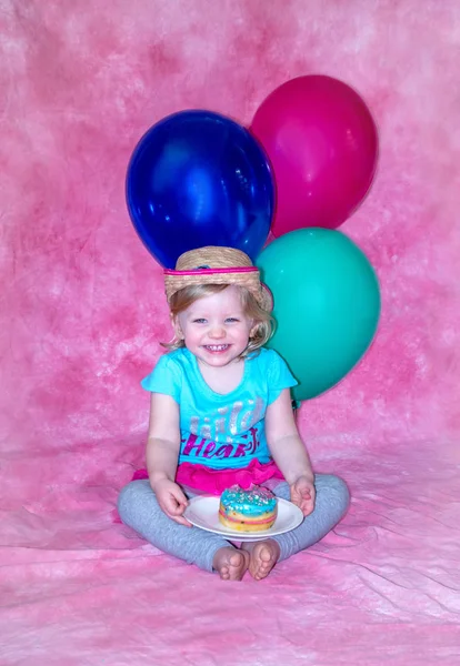 Zweijähriger mit Kuchen und Luftballons — Stockfoto